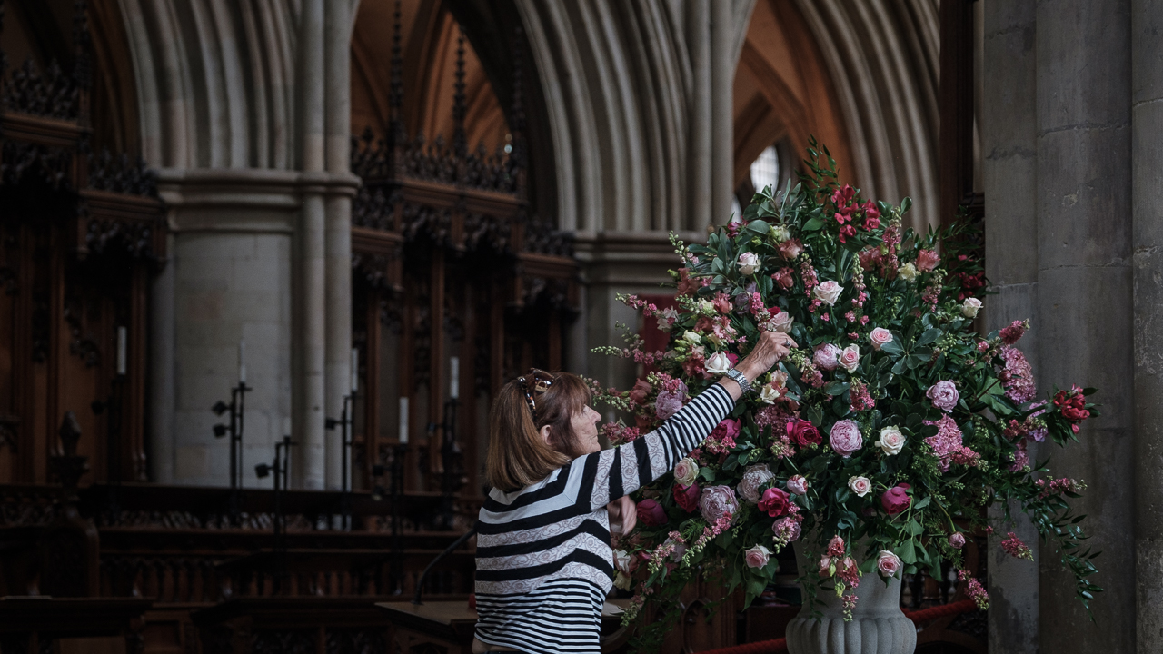 Flower arranging (C) Southwark Cathedral